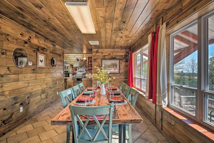 Vacation rental for 8 people, with balcony and hot tub as well as yard, with pets in Broken Bow