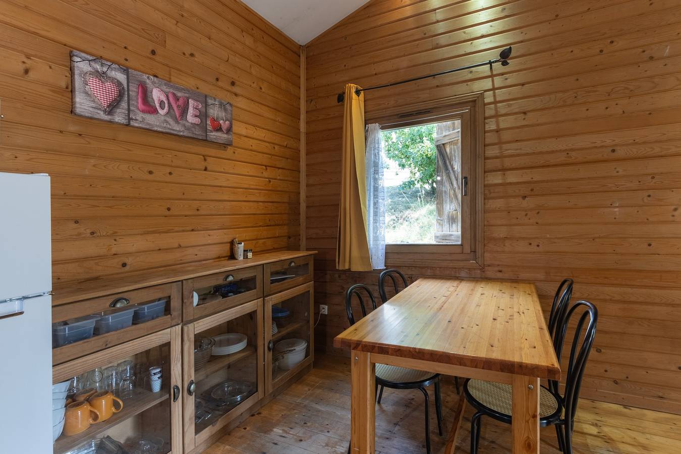 Chalet 'Jaune 4 - 5 Personnes' avec balcon et Wi-Fi in Darbres, Ardèche