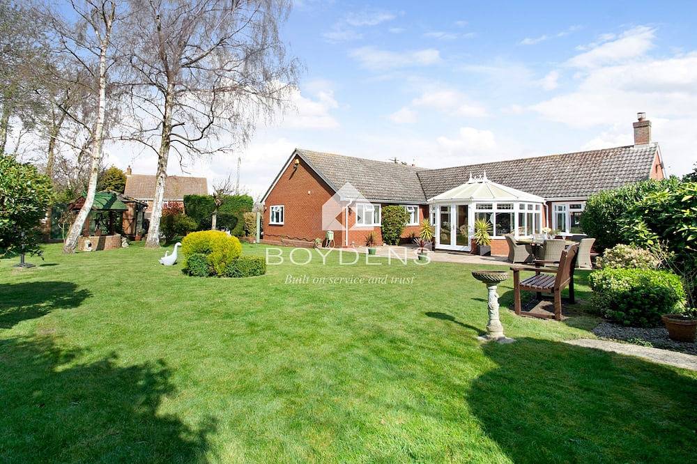Wix, with its rolling countryside and reputation as a peaceful village, perfect for a rural stay in Essex