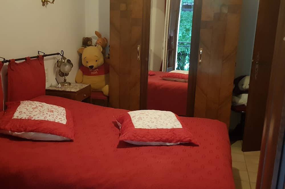Provencal house with swimming pool, summer kitchen, wooded grounds, not overlooked in Lagnes, Parc naturel régional du Luberon
