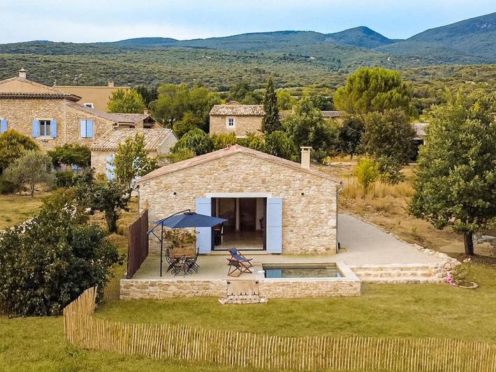 Casa de vacaciones para 4 personas, con vistas además de jardín y piscina - 1