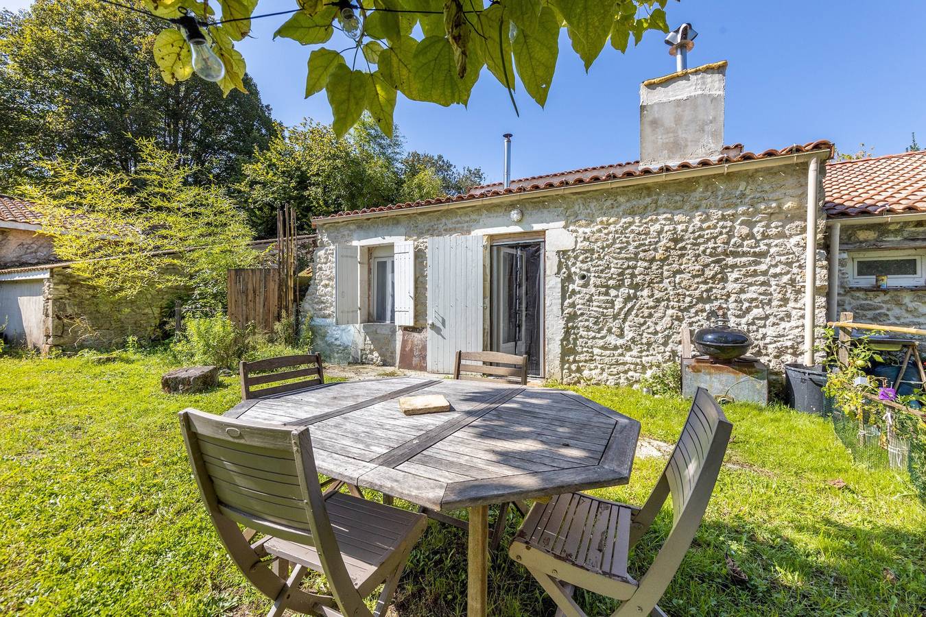 Maison fraîche en pierre d'Amélie avec Jardin et Wi-Fi in Saint-Germain-d'Esteuil, Parc naturel régional du Médoc