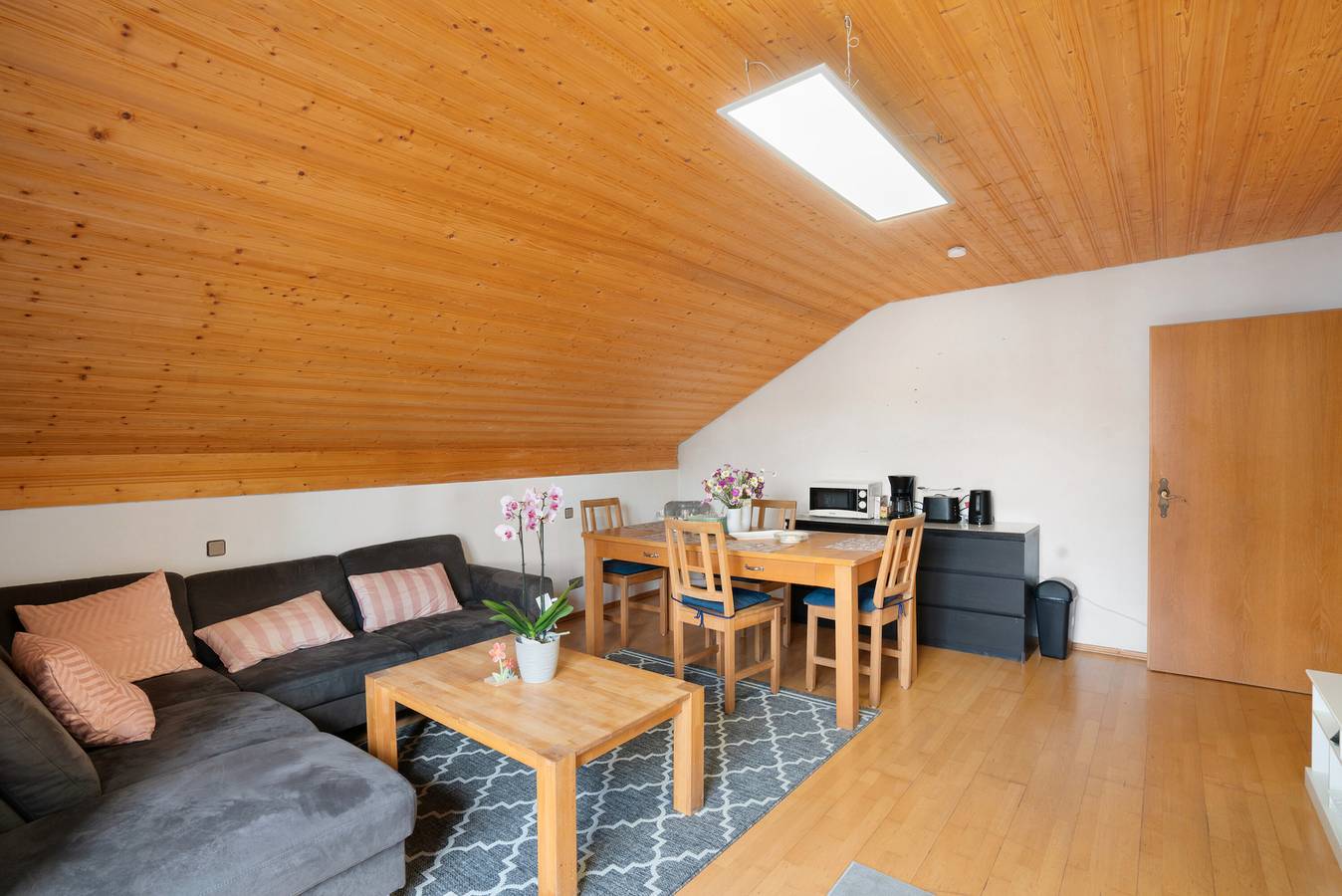 Ganze Wohnung, Ferienwohnung „Dorfidyll" mit Balkon und Wi-Fi inmitten der idyllischen Landschaft von Jesenwang in Jesenwang, Romantische Straße