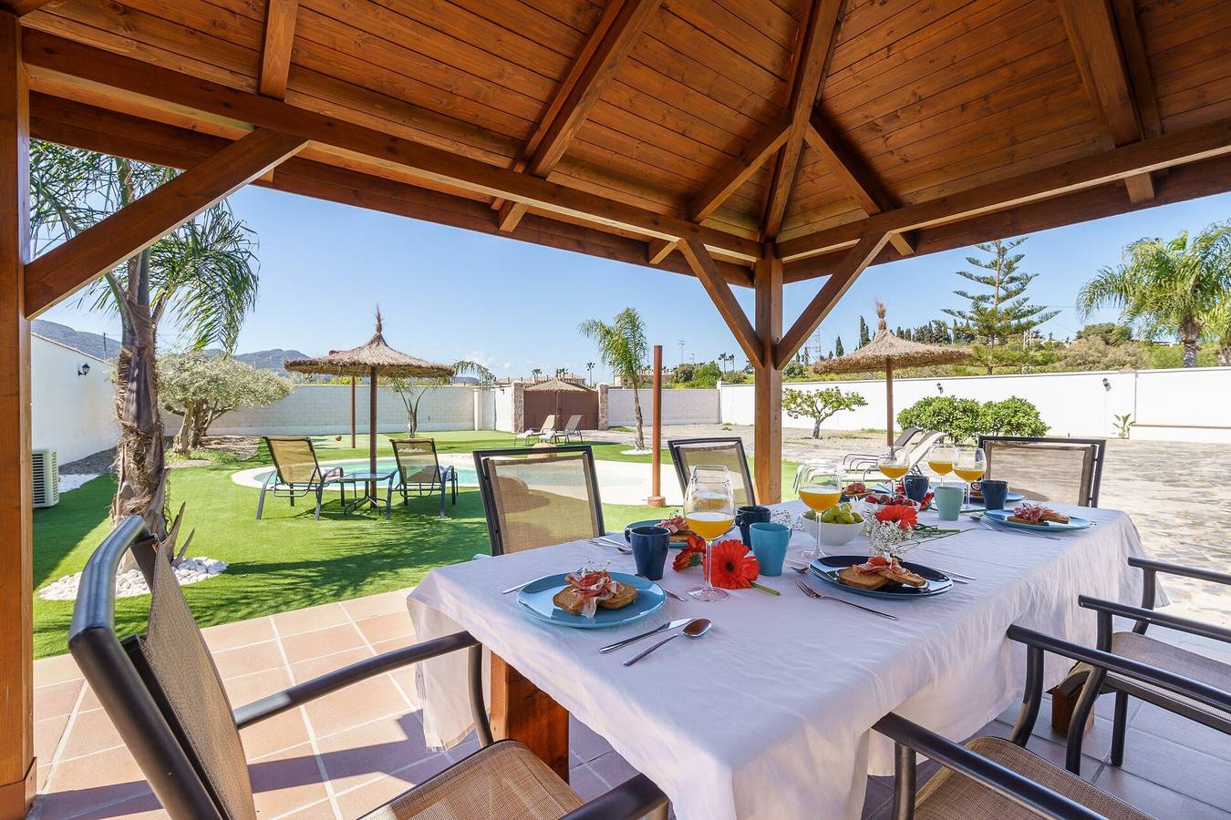 Country House Serrano – Villa privée, piscine chauffée, minigolf, ping-pong, basket in Estación de Cártama, Cártama