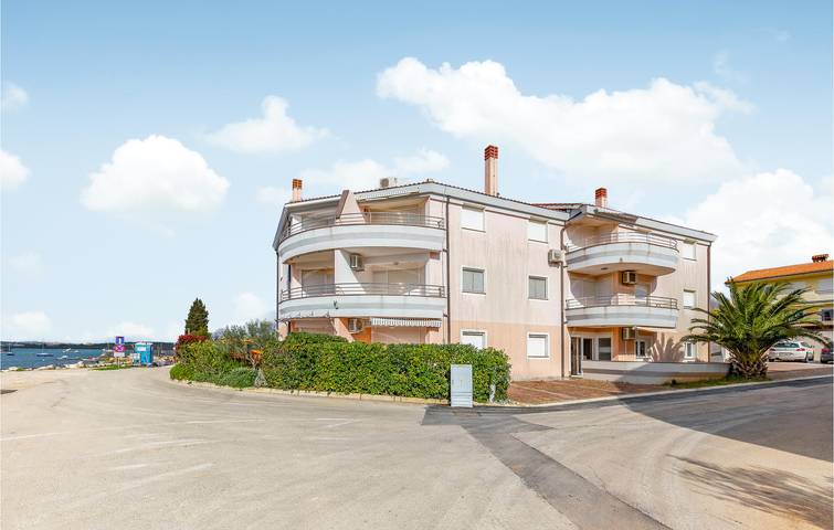 Apartamento vacacional entero, Acogedor apartamento con vistas al mar, terraza y aparcamiento cerca de la playa de Bijela in Medulin City, Medulin