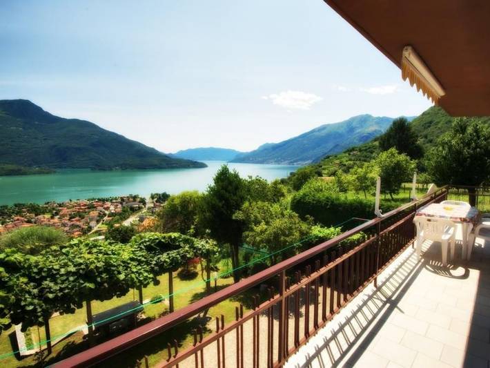Ferienwohnung mit Meerblick für 4 Personen, mit Balkon und Terrasse sowie Garten und Seeblick am Comer See
