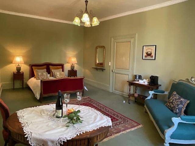 Double Room with Private Bathroom in Loudun, Vienne (France)