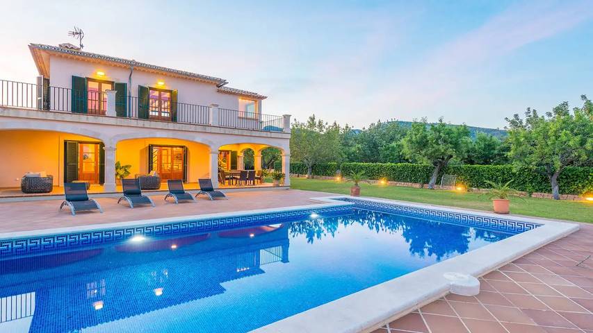 Ferienhaus für 9 Personen, mit Garten und Pool