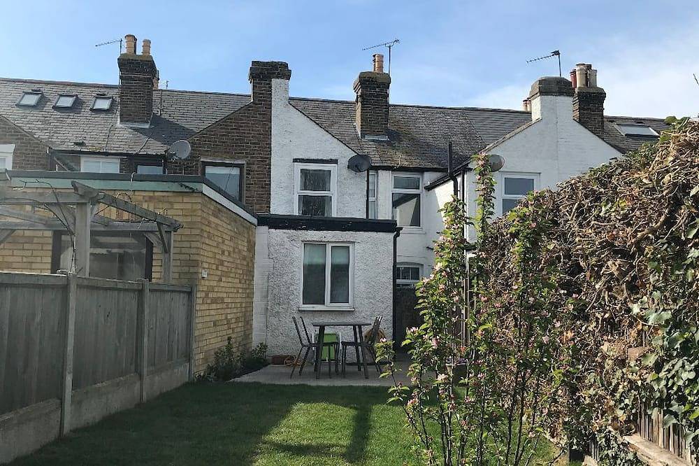Two minutes from beach. Cosy pet-friendly cottage in cool location with garden. in Whitstable, Kent