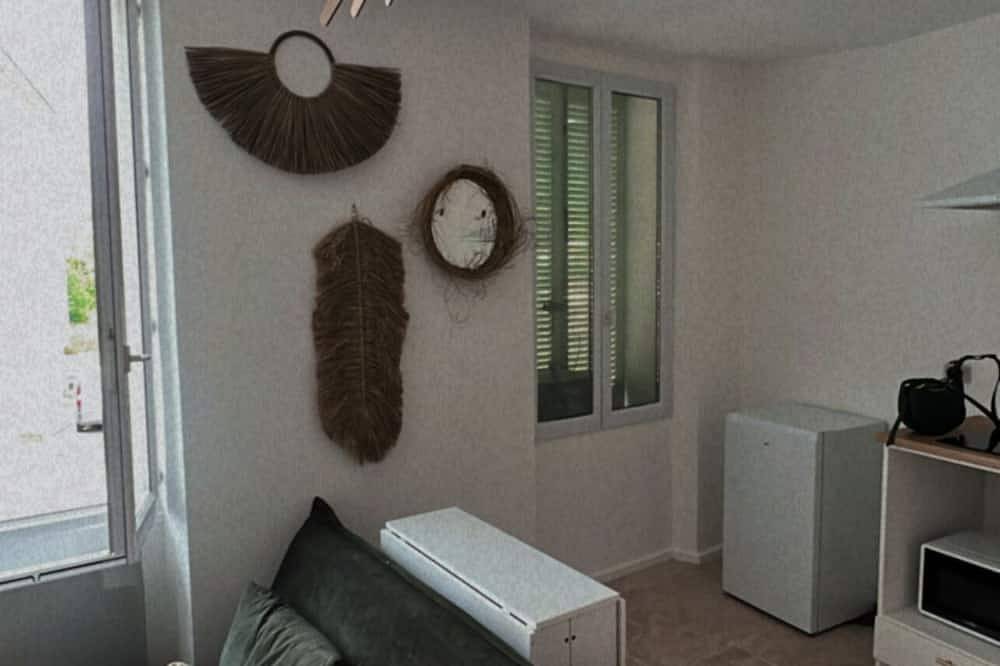 Entire apartment, Grand Studio Rénové Avec Chambre en Mezzanine in La Crau, Toulon region