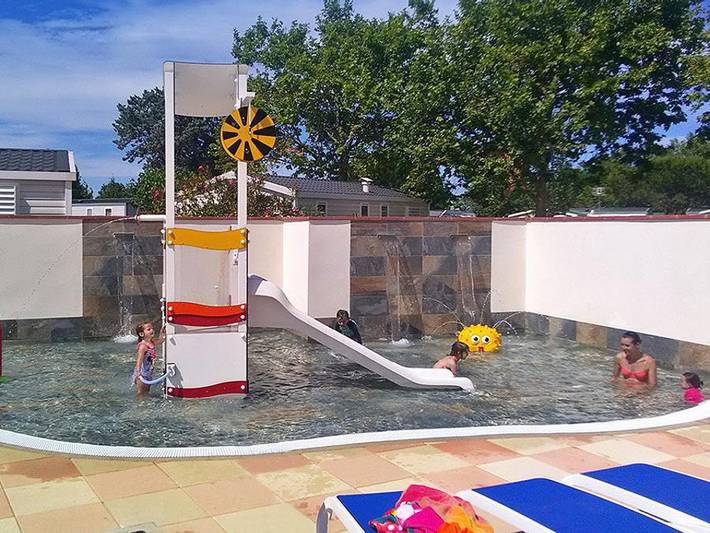 Camping pour 4 personnes, avec Terrasse et Bassin pour enfant à Saint-Cyprien