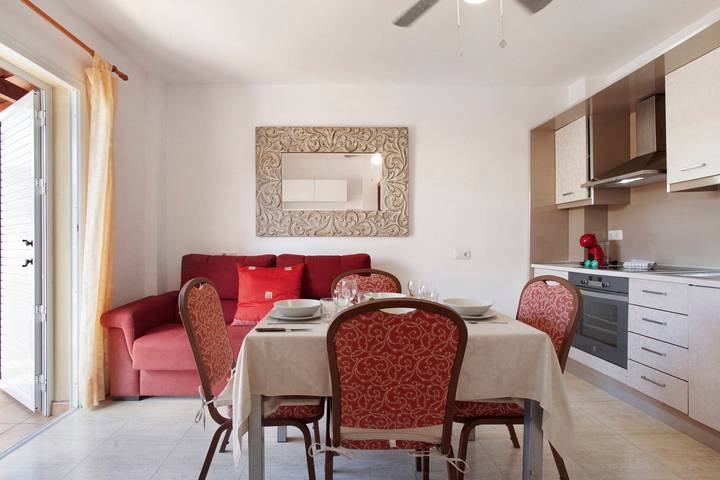 Casa de vacaciones 'Little Dunes' con piscina compartida, terraza y Wi-Fi in Corralejo, La Oliva