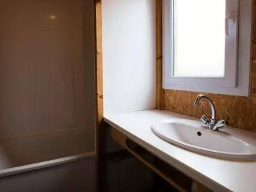 Camping maeva Escapades Domaine la Vingeanne - Chalet 6 persons - Chalet Standard 3 Rooms 4/6 People in Villegusien-le-Lac, Haute-Marne