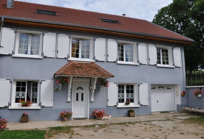 Gîte pour 4 personnes, avec terrasse et jardin à Bief-des-Maisons