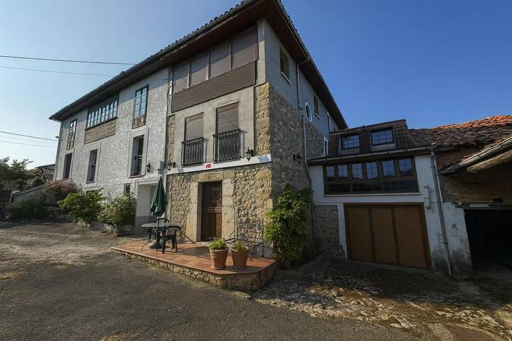 Casa rural para 10 personas, con vistas además de jardín y terraza, Se admiten mascotas en Hontoria
