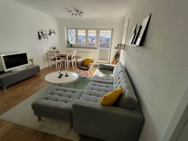 Ganze Ferienwohnung, Gemütliche Fewo (49qm) mit Balkon & Tiefgarage in Naumburg, Saale-Unstrut