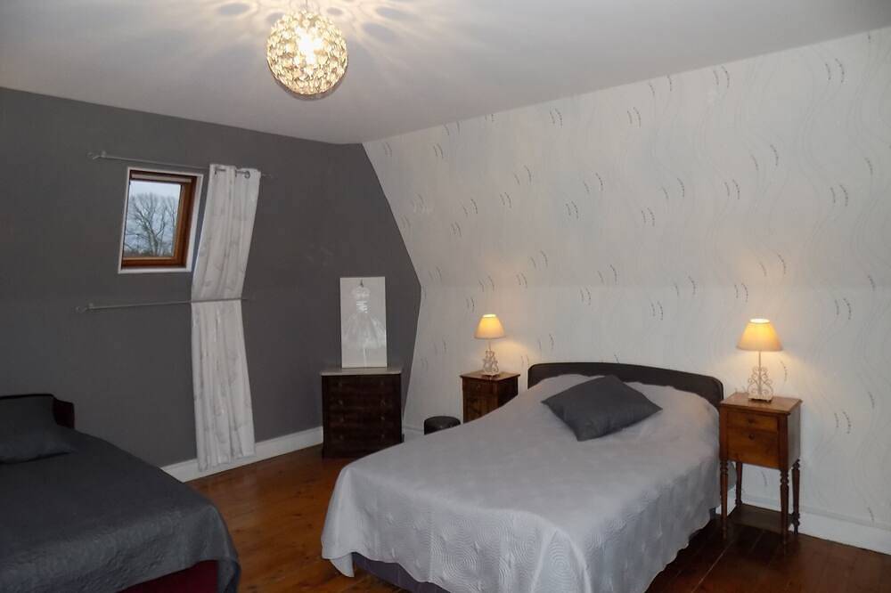 Belle demeure confortable, 6 chambres, billard, wifi, grands jardins in Ahun, Région de Guéret
