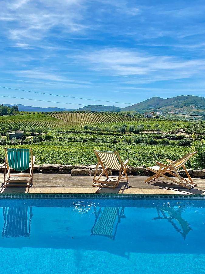 Gîte pour 2 personnes, avec vue ainsi que piscine et jardin, animaux acceptés dans Sabrosa
