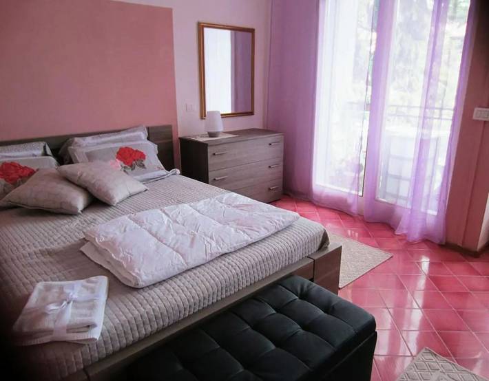 Ferienwohnung für 4 Personen, mit Pool und Seeblick sowie Garten und Ausblick, mit Haustier in Garda