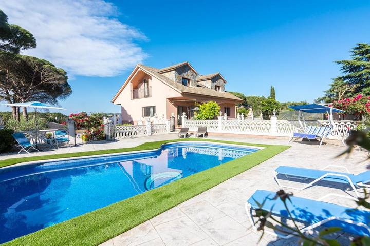 Casa de vacaciones para 10 personas, con Balcón y Terraza además de Jardín y Piscina en Tordera