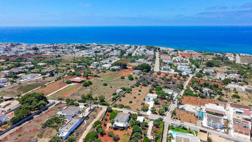 Location de vacances pour 2 personnes, avec vue ainsi que balcon et jardin à Torre Suda
