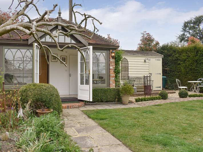 Glamping for 2 people, with garden in West Sussex