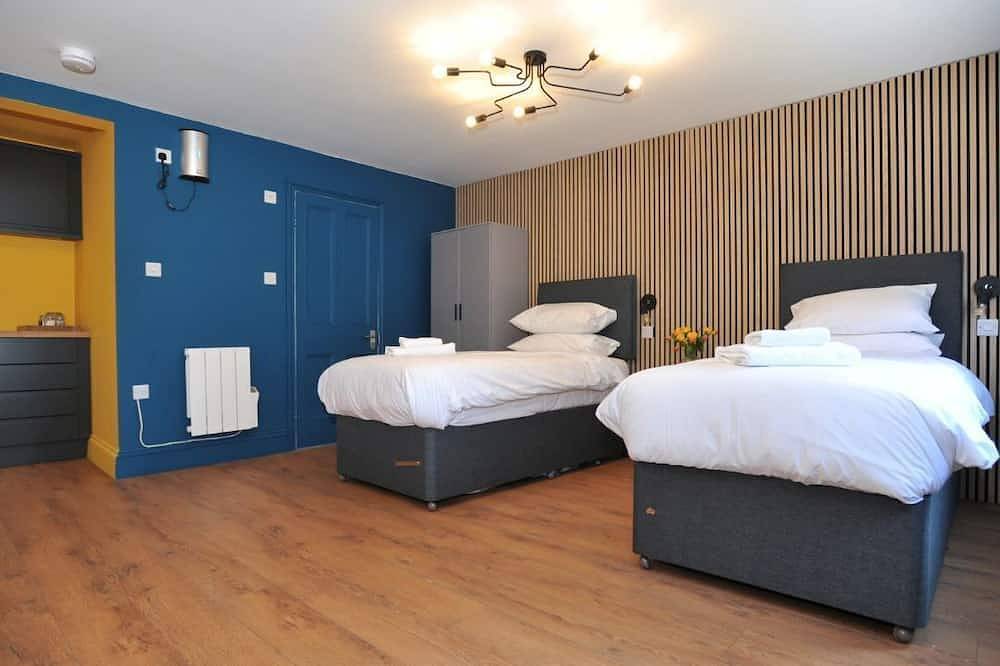 Entire apartment, A ground floor studio flat with either double or twin beds, fully equipped kitchen + parking in Cheltenham, Gloucestershire
