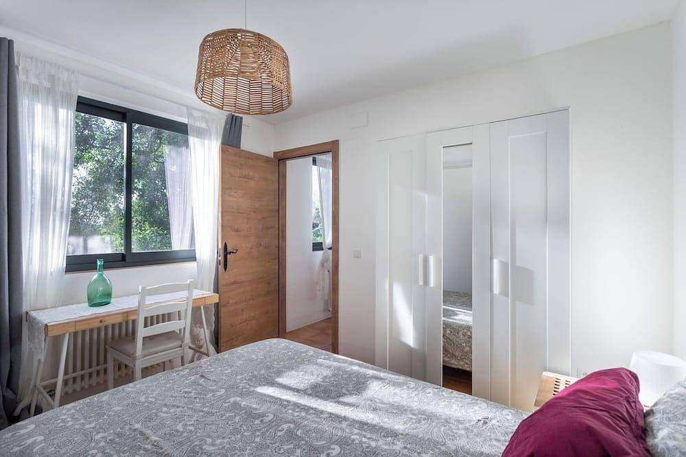 Tranquil Holiday Apartment in Collserola: Nature, Stunning Views, Modern Comfort in Sarrià-Sant Gervasi, Barcellona