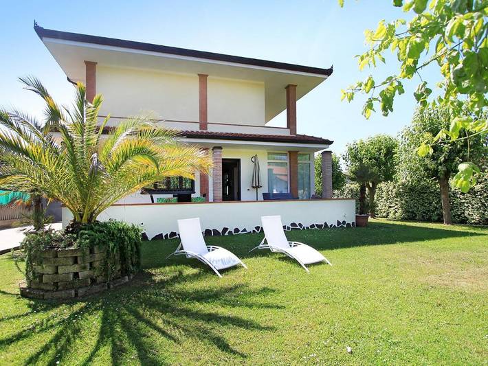Villa per 4 persone, con giardino e balcone a Forte dei Marmi