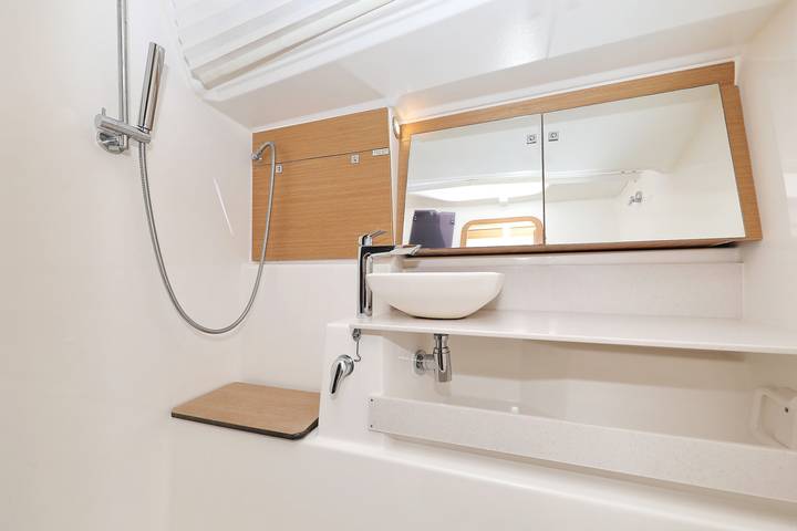 Boat for 6 people with hot tub in Vancouver, British Columbia