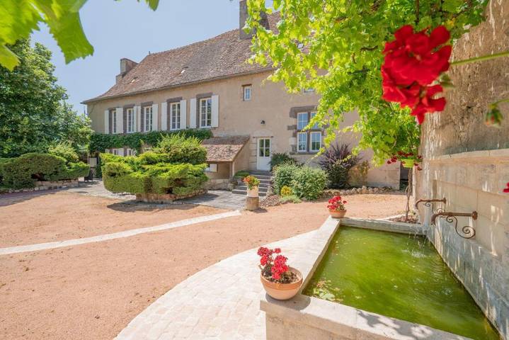 Location de vacances pour 31 personnes, avec Terrasse ainsi que Jardin et Vue dans Effiat