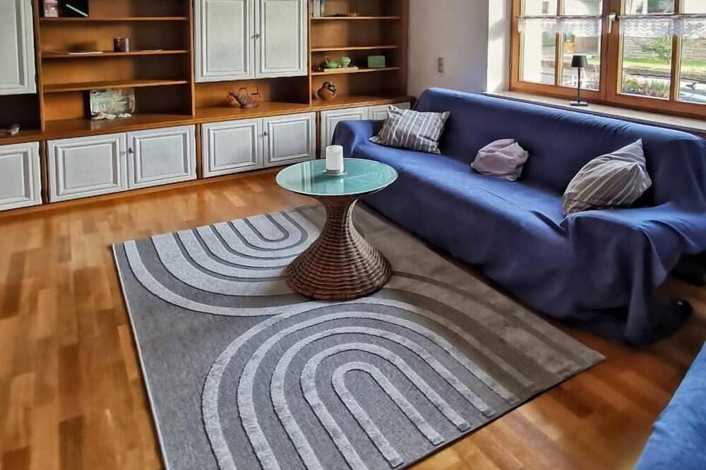 Ganze Wohnung, Die schöne Ferienwohnung mit separatem Eingang ist in der 1. Etage und über 7 Stufen erreichbar. Die Wohnung ist ruhig gelegen und nur wenige Minuten vom Ortskern entfernt Punkt die Wohnfläche von 62 qm besteht aus einem Schlafzimmer mit einem ... in Selters (Westerwald), Westerwald