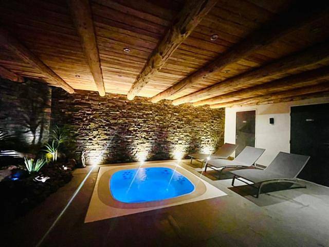 Gîte pour 10 personnes, avec Balcon et Jacuzzi ainsi que Terrasse et Sauna à Cervières
