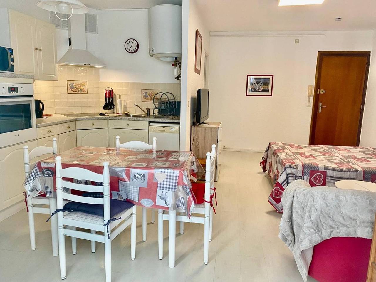 Studio entier, Studio tout équipé avec loggia, parking et Wi-Fi à 50m des cures - 2 pers - Animaux Ok in Amélie-les-Bains-Palalda, Région de Céret