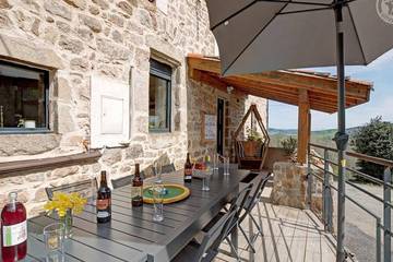 Gîte pour 9 personnes, avec terrasse à Saint-Julien-Molin-Molette