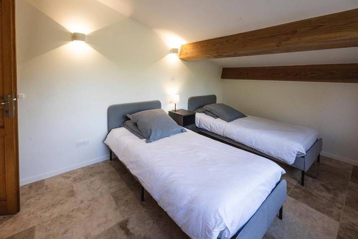 Location de vacances pour 2 personnes, avec jardin ainsi que vue et piscine à Saint-Étienne-du-Grès - 2