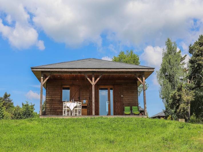 Gîte pour 6 personnes, avec piscine ainsi que terrasse et sauna, animaux acceptés à Meyrignac-l'Église