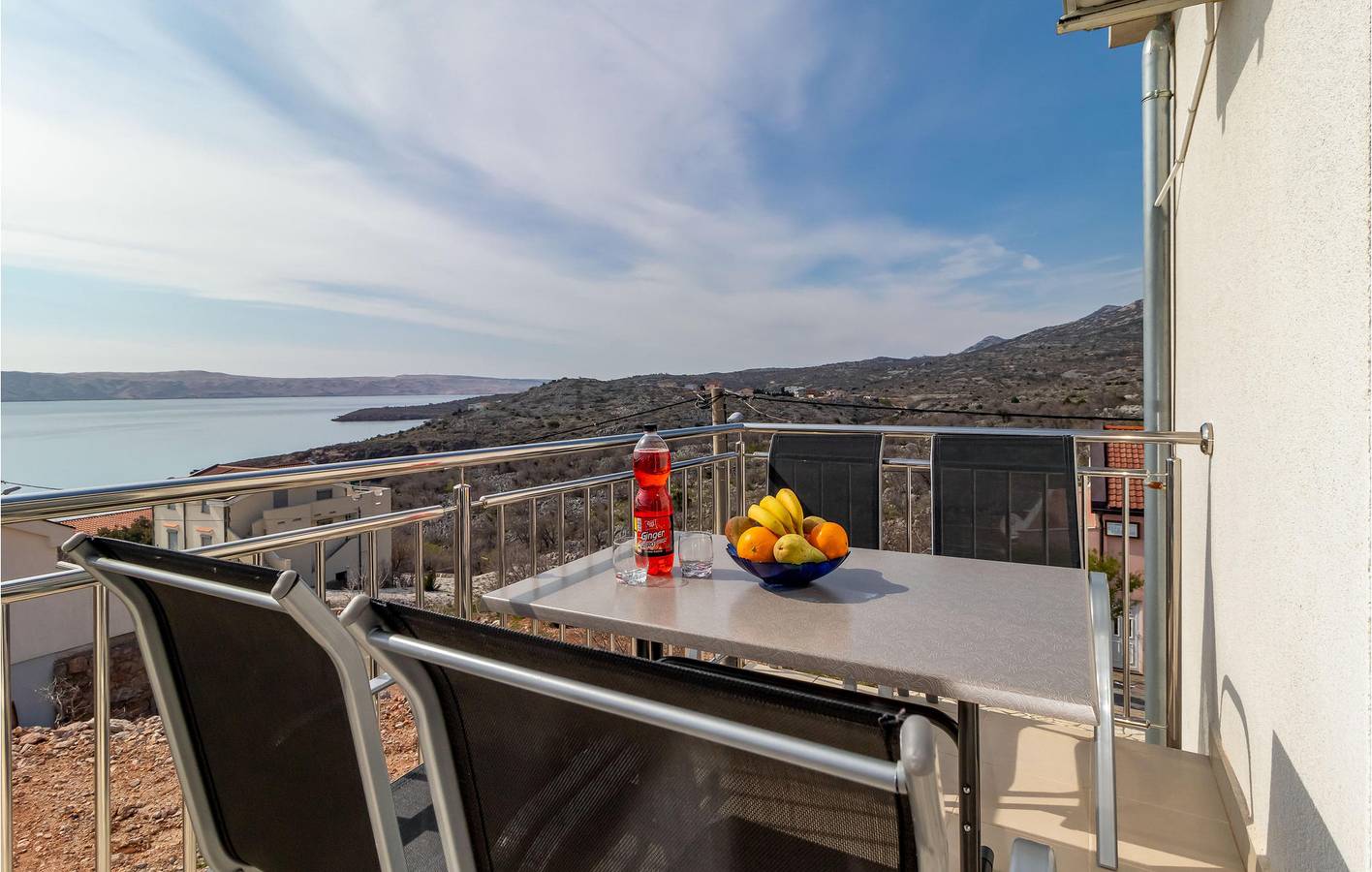 Geheel vakantieappartement, Gezellig appartement met zeezicht, terras, wifi en parkeergelegenheid in de buurt van bezienswaardigheden in Cesarica, Velebit Nature Park