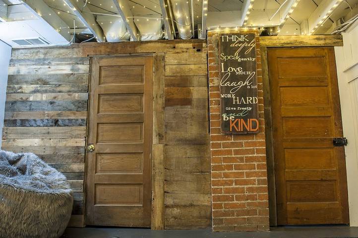 Vacation rental for 6 people, with yard and hot tub, with pets in Colorado Springs