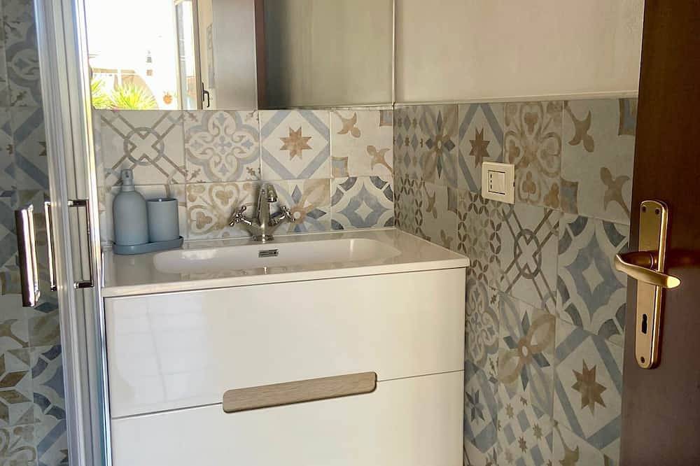 Casa Mare Holiday, with private terrace and view of Pozzallo harbor in Pozzallo, Province de Ragusa
