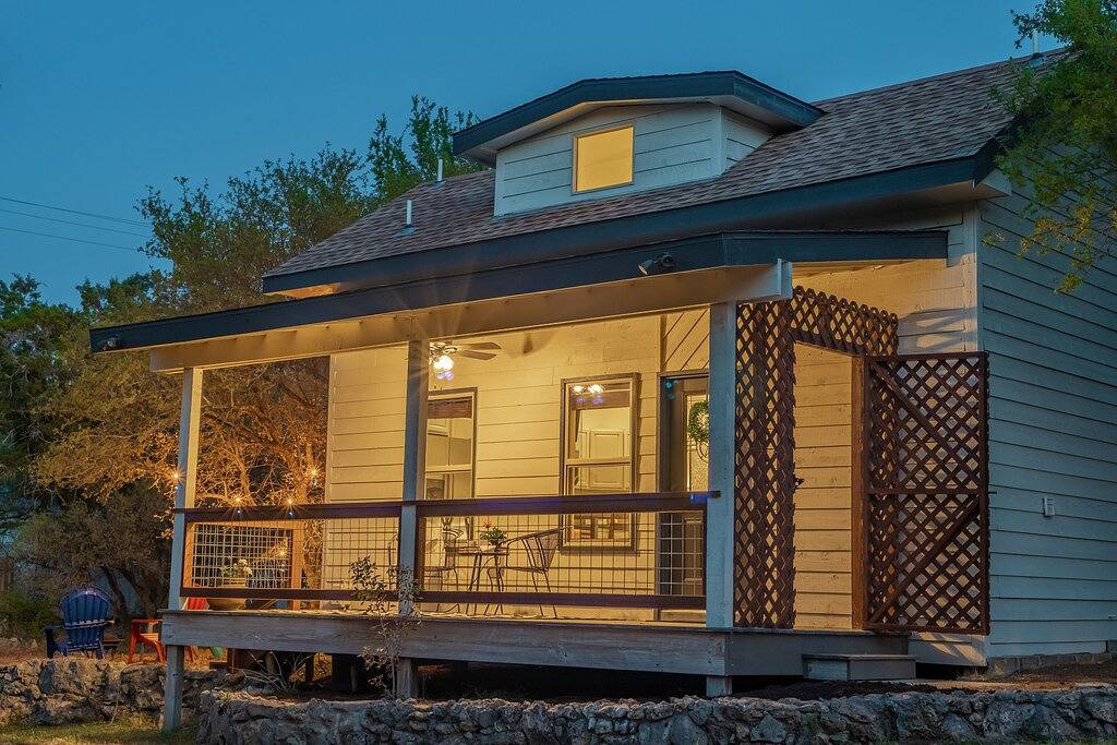 Stylish themed cabin w/hot tub, gym, sauna, and cold plunge in Lake Travis
