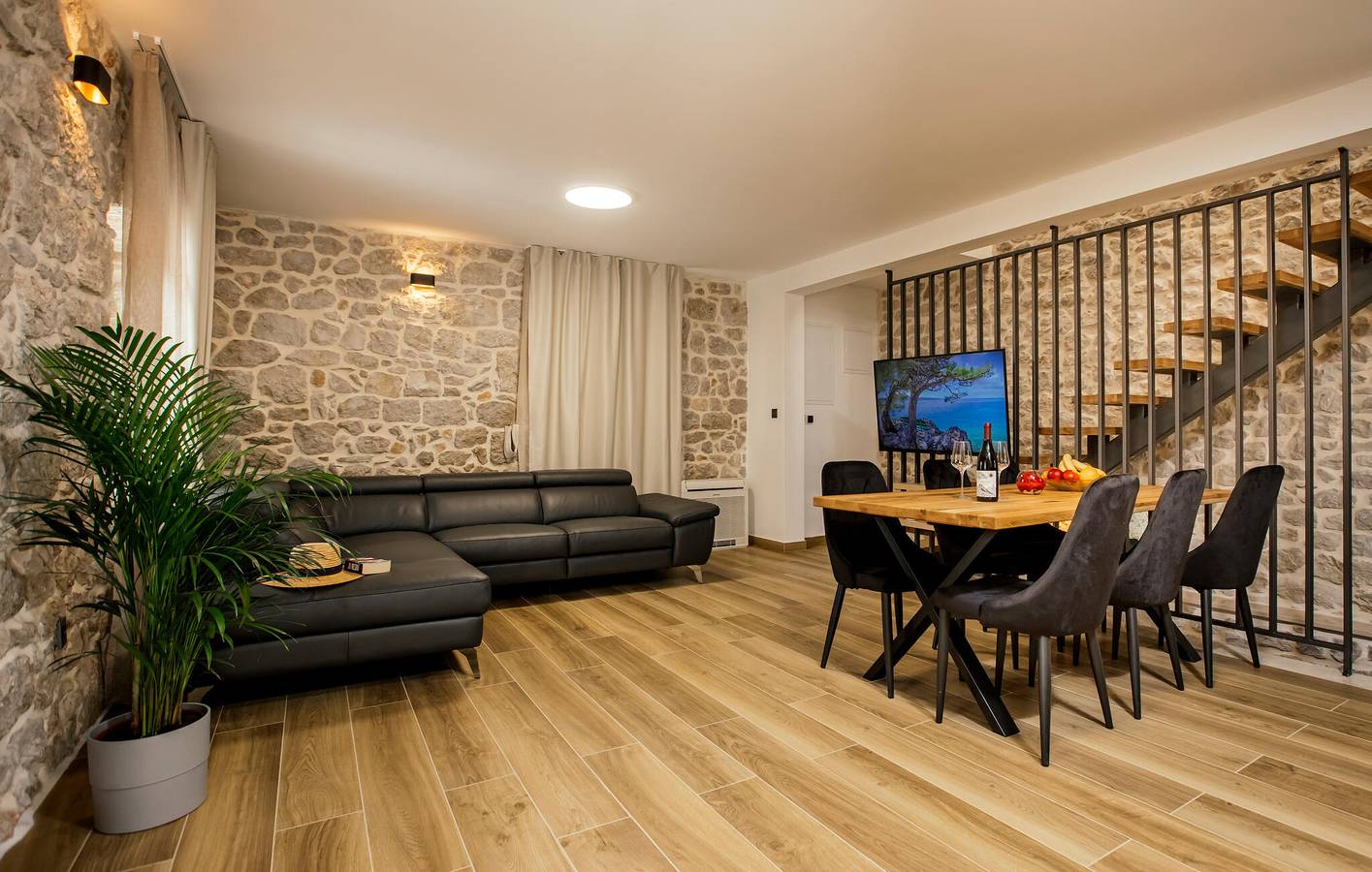 Geräumige Ferienwohnung mit Pool, WLAN, Küche und Parkplatz in Runović (Split-Dalmatien), Imotski