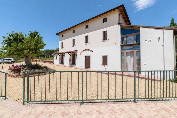 Entire apartment, Uliveto Apartment: A Charming Retreat Among Olive Groves, Vineyards, and Countryside Relaxation in Cavaion Veronese, Garda Mountains
