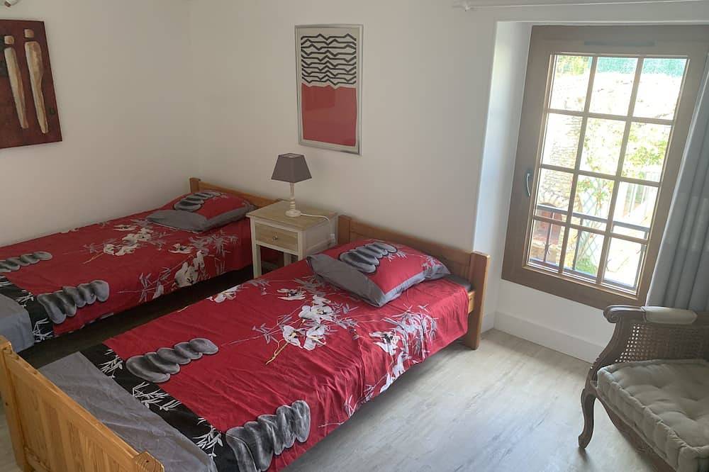 Two-storey house, vacations, cures and business trips in Saujon, Côte de Beauté