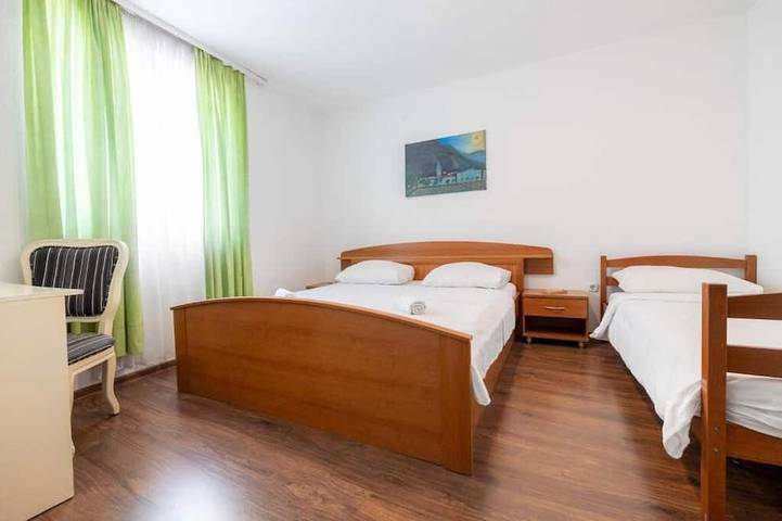 Ganze Wohnung, Geräumige 3-Zimmer-Wohnung im charmanten Stadtzentrum von Makarska. in Makarska, Makarska Riviera
