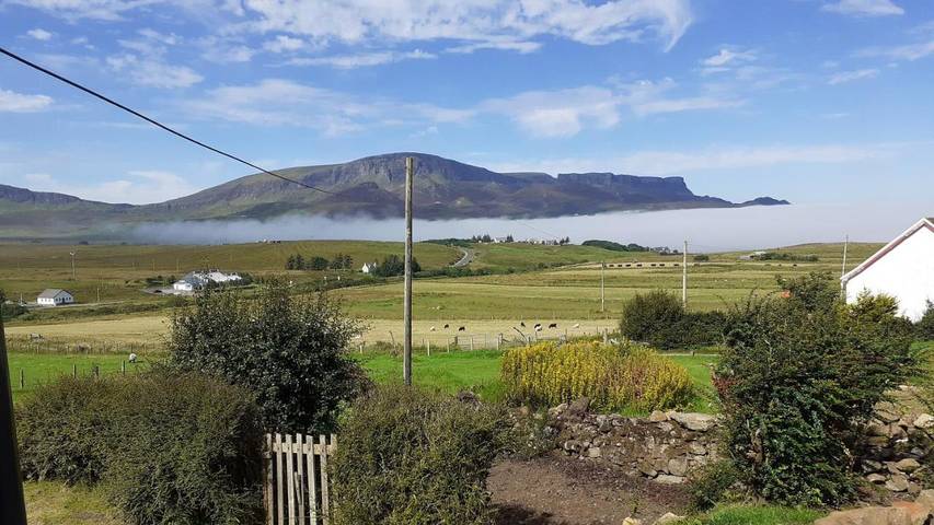 Alojamiento y desayuno para 2 personas, con jardín y vistas en Skye