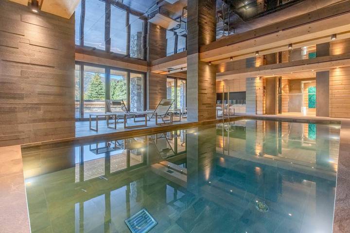 Chalet pour 15 personnes, avec terrasse et piscine