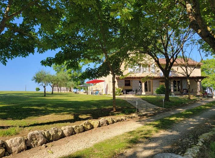Gîte pour 5 personnes, avec piscine et vue sur le lac ainsi que jardin et terrasse - 1