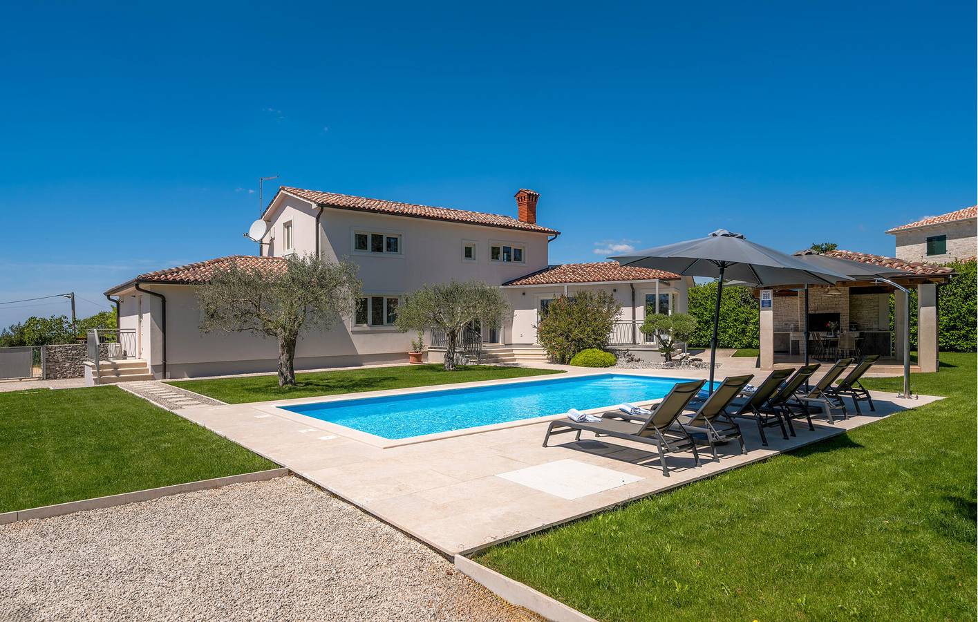 Charmante 200 m² große Wohnung mit beheiztem Pool, Terrasse und WLAN in der Nähe des Stadtzentrums in Anzici, Zentralistrien