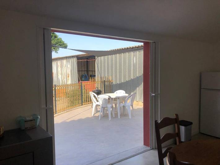 Location de vacances pour 4 personnes, avec vue ainsi que piscine et jardin à Théza - 2